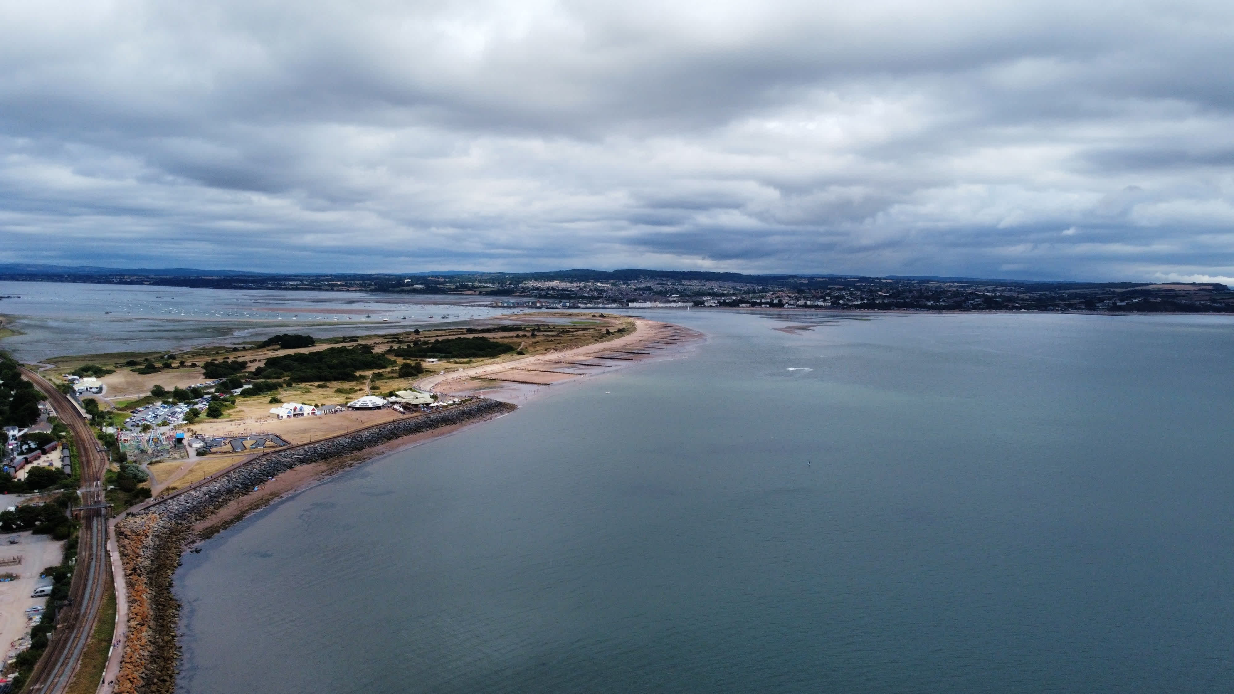 Luftaufnahme von Dawlish Warren an einem bewölkten Tag, Großbritannien