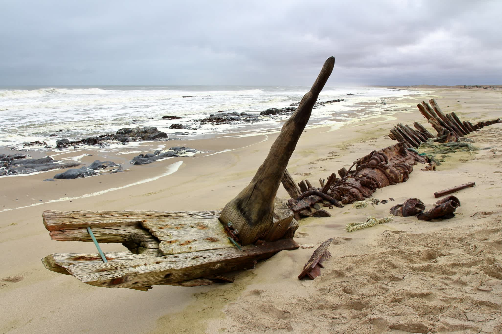 Épave de bateau sur une plage