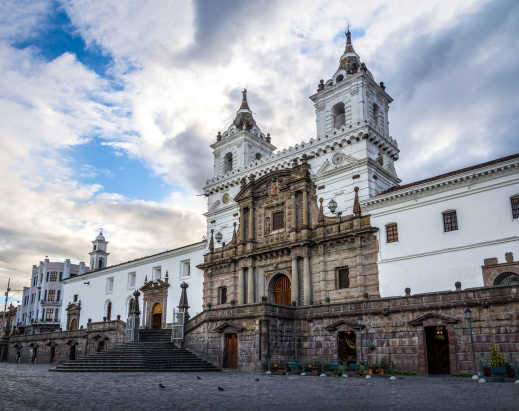 Vue sur l'église et le couvent de Saint-François, à Quito, en Équateur.