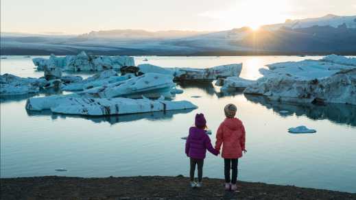 Kinder vor der Lagune von Jokulsarlon, Island. 

