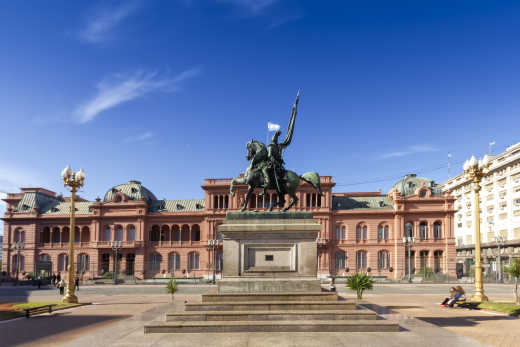 Photo of the Plaza de Mayo in Buenos Aires with the statue of General Manuel Belgrano in the background