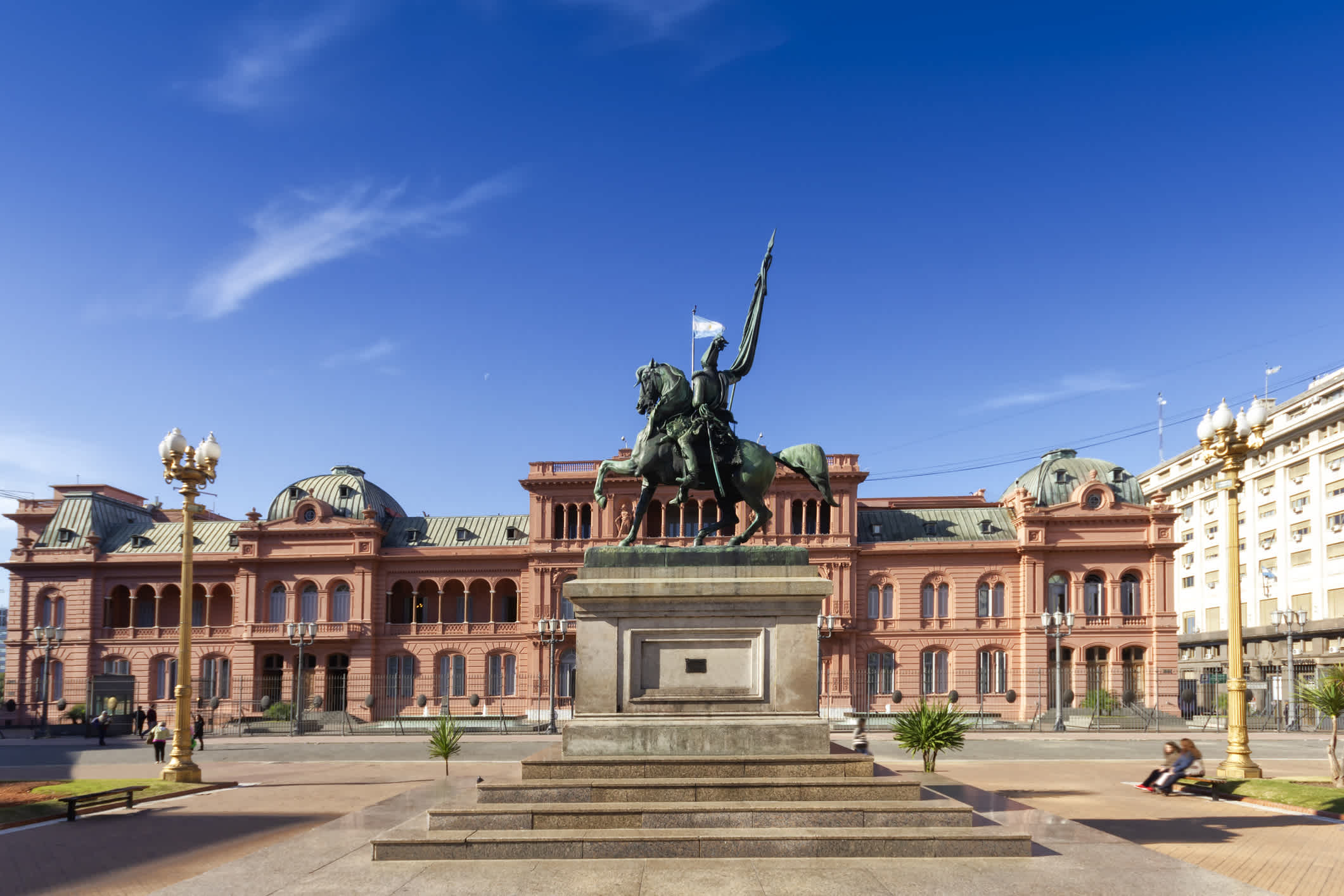 Foto der Plaza de Mayo in Buenos Aires mit der Statue von General Manuel Belgrano im Hintergrund