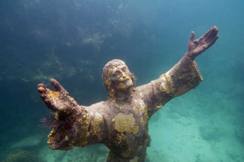 Découverte d'une statue dans les fonds marins lors d'une sortie plongée à Key Largo en Floride