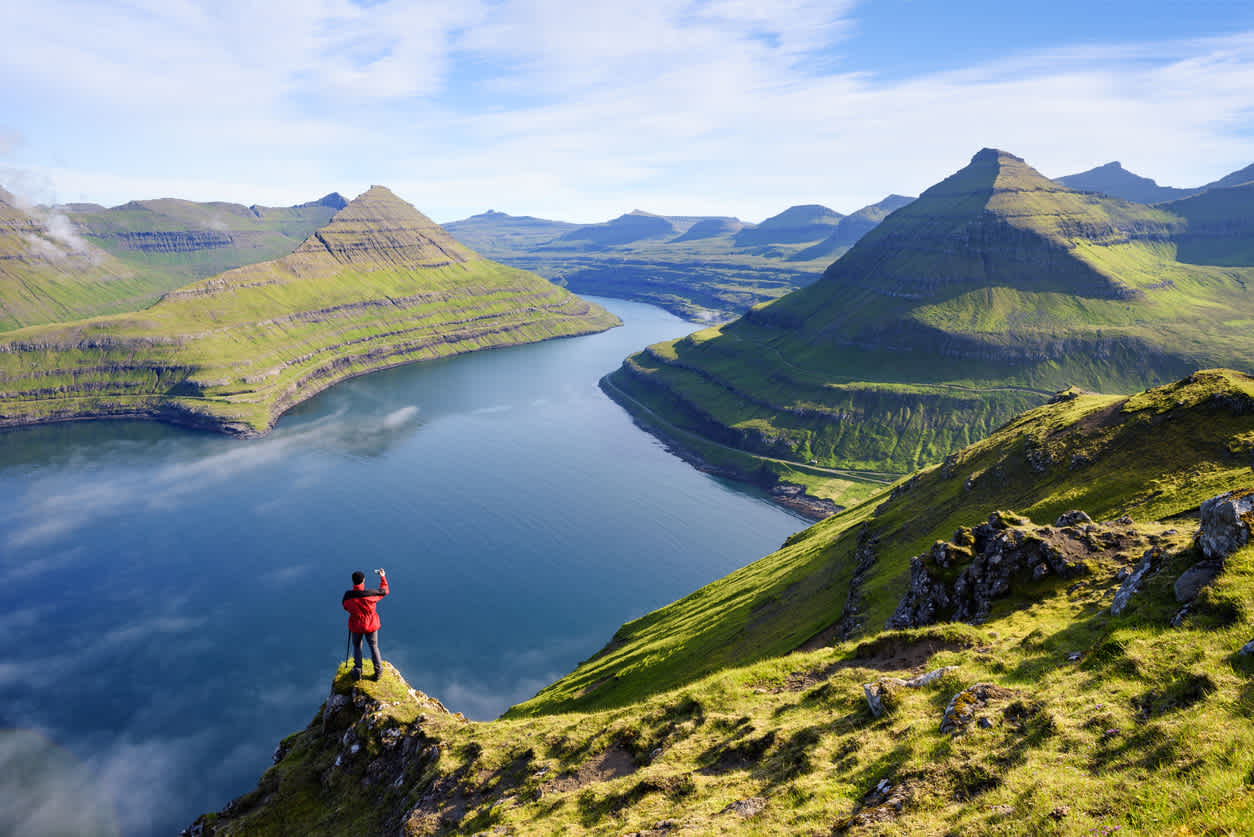 Atemberaubende Aussicht auf den Funningur Fjord und die nahe gelegenen Berge, Färöer Inseln