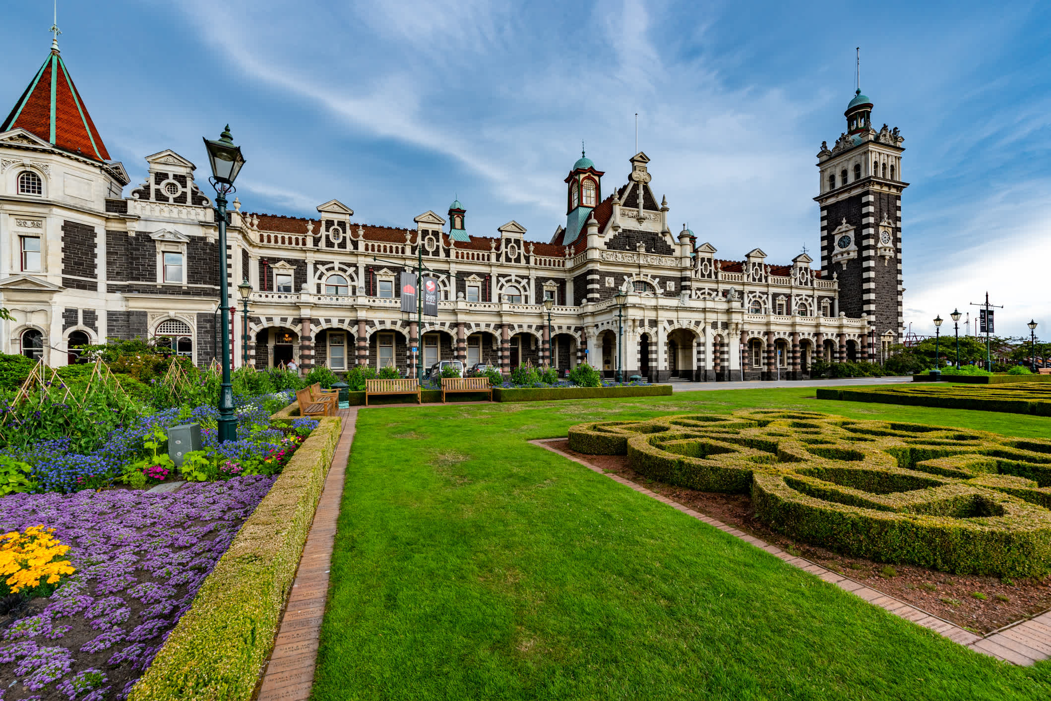 Vue sur le jardin aménagé devant la gare historique de Dunedin, en Nouvelle-Zélande