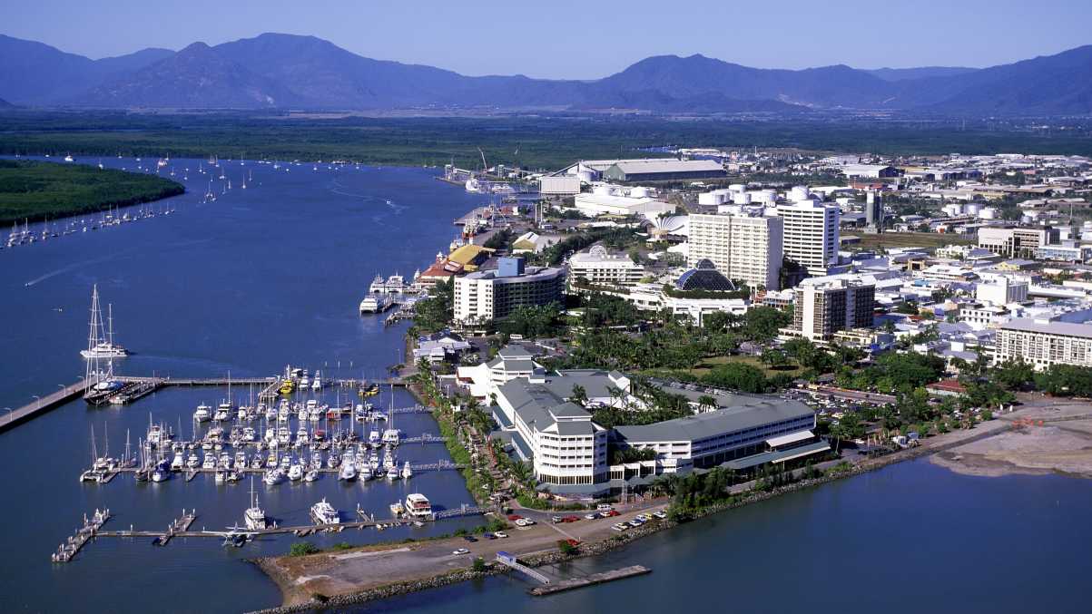 Vue aérienne sur la ville et la marina de Cairns, en Australie.