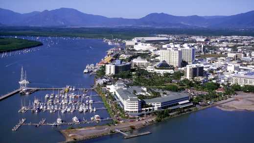 Die_Stadt_Cairns_in_Australien_aus_der_Luft_gesehen