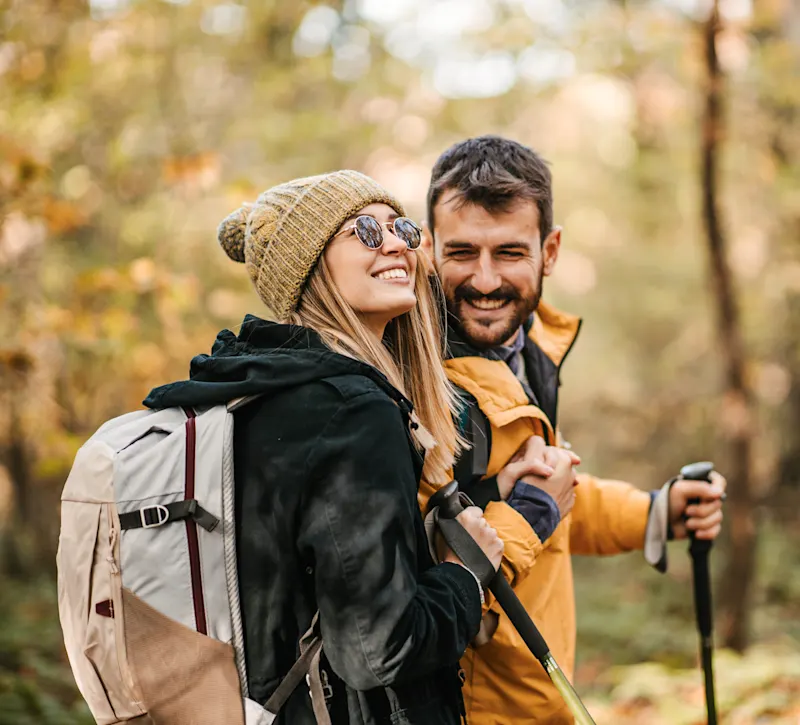 Aktivität, Wandern, Paar Eine Frau und ein Mann wandern und lächeln.