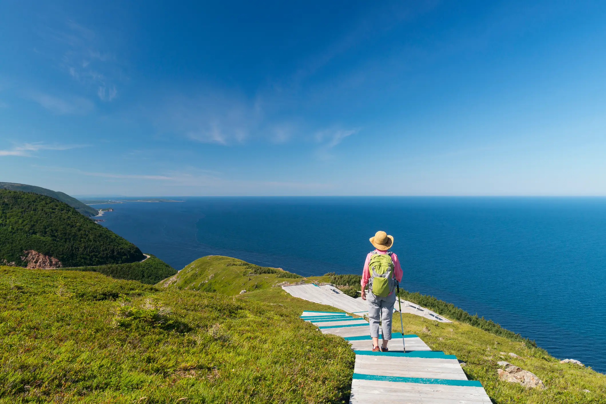 Frau auf einer Promenade an der Spitze des Skyline Trail im Cape Breton Highlands National Park in Kanada.

