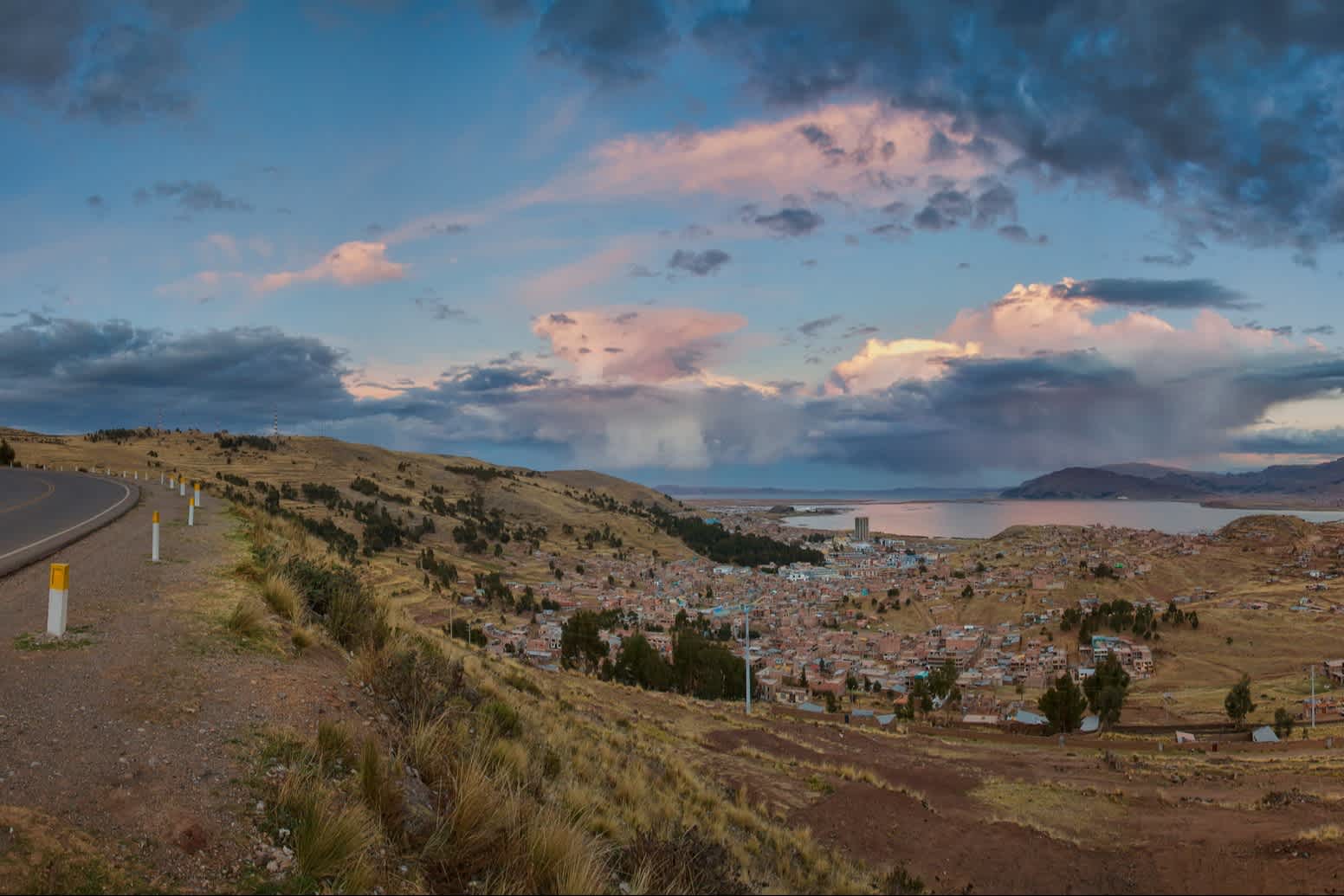 Rue avec vue sur le lac Titicaca