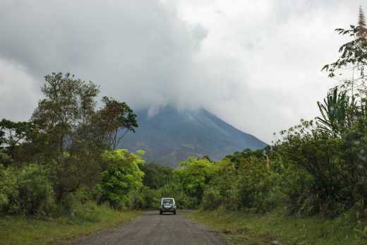 Jeep roulant en direction du volcan Arenal, près de La Fortuna au Costa Rica.
