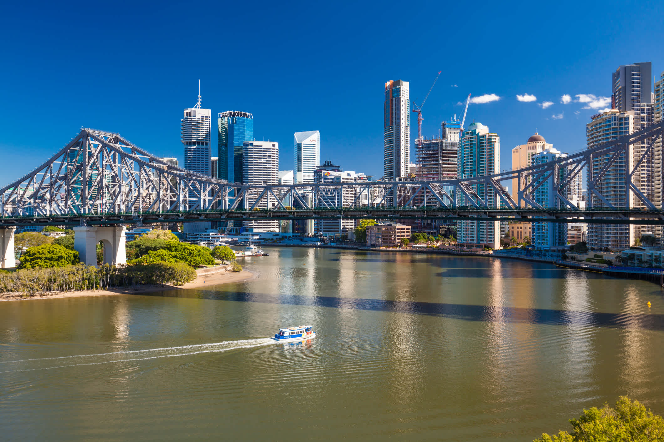 Fähre unter der Story Bridge und die skyline von Brisbane, Australia