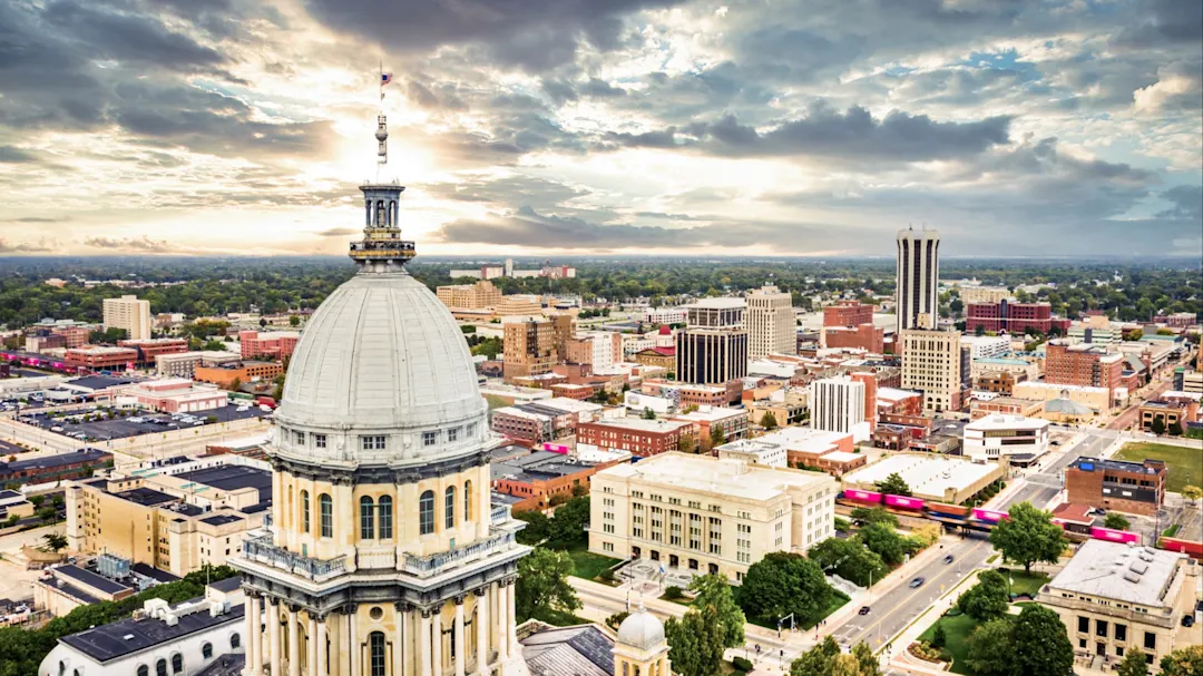 Luftaufnahme des Illinois State Capitol mit Skyline im Hintergrund. Springfield, Illinois, Vereinigte Staaten.