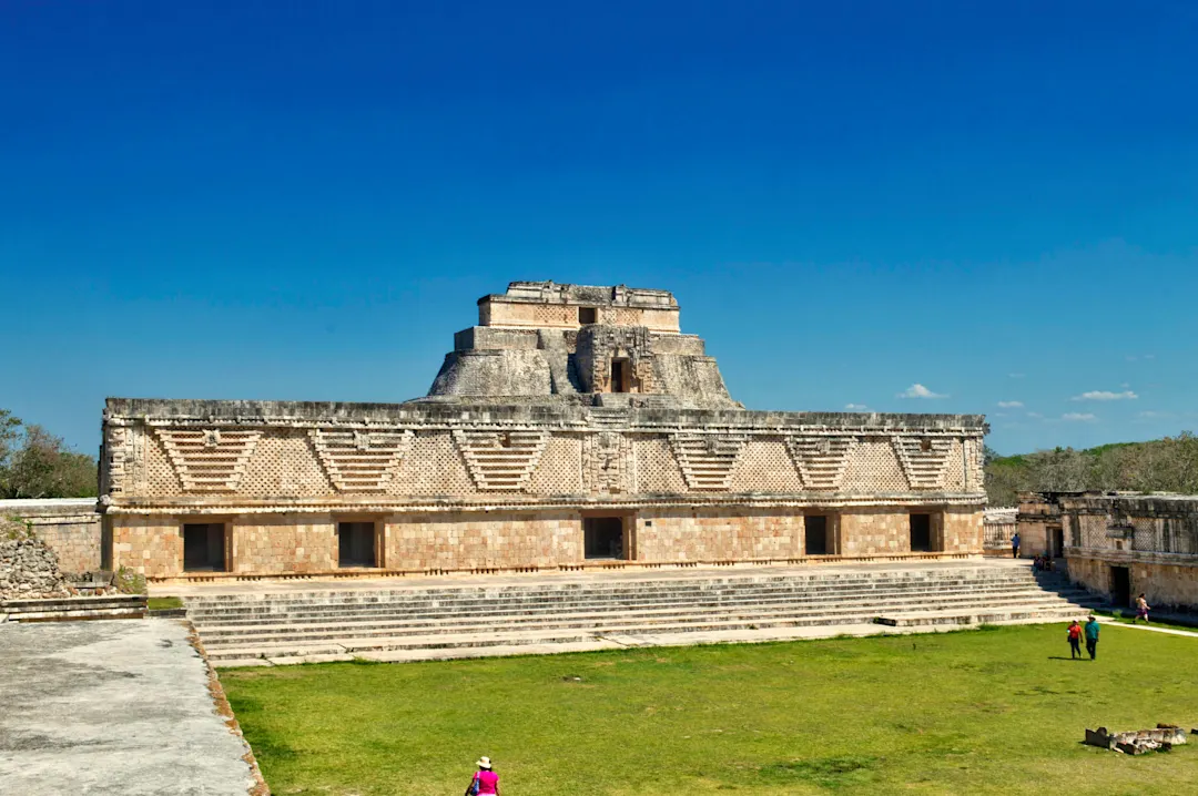 Mexiko, Uxmal, Cuadrángulo de las Monjas Gebäude mit Rasenvorplatz