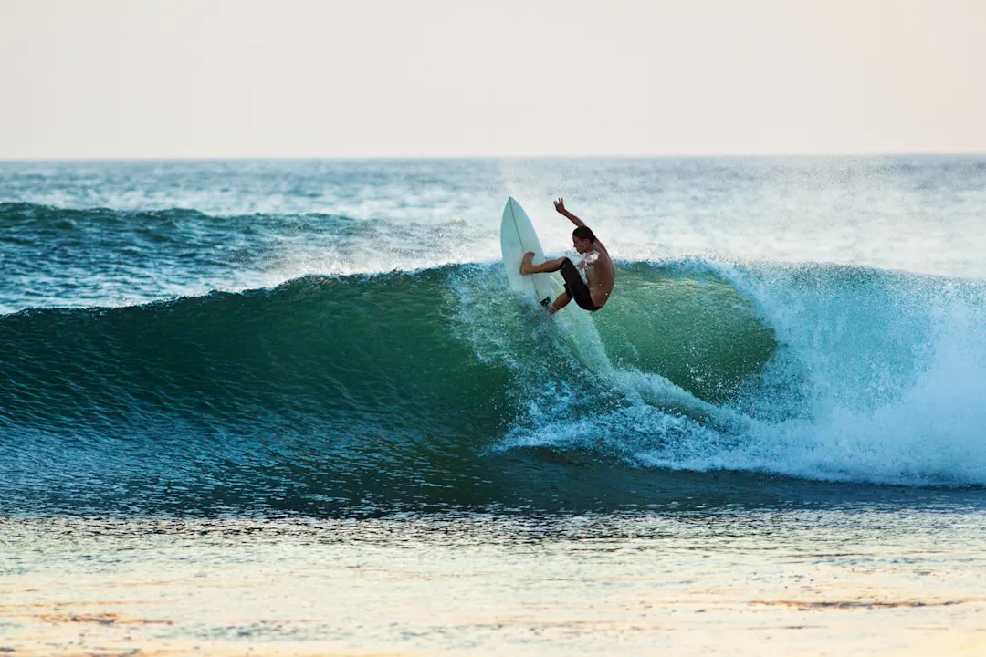 Costa Rica, Surfen Surfer nimmt eine Welle