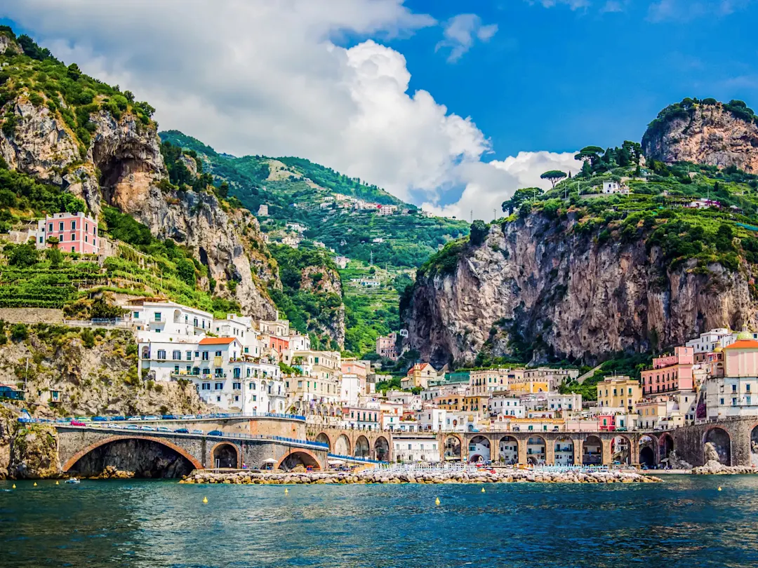 Bunte Häuser an der dramatischen Felsküste. Atrani, Amalfiküste, Italien.