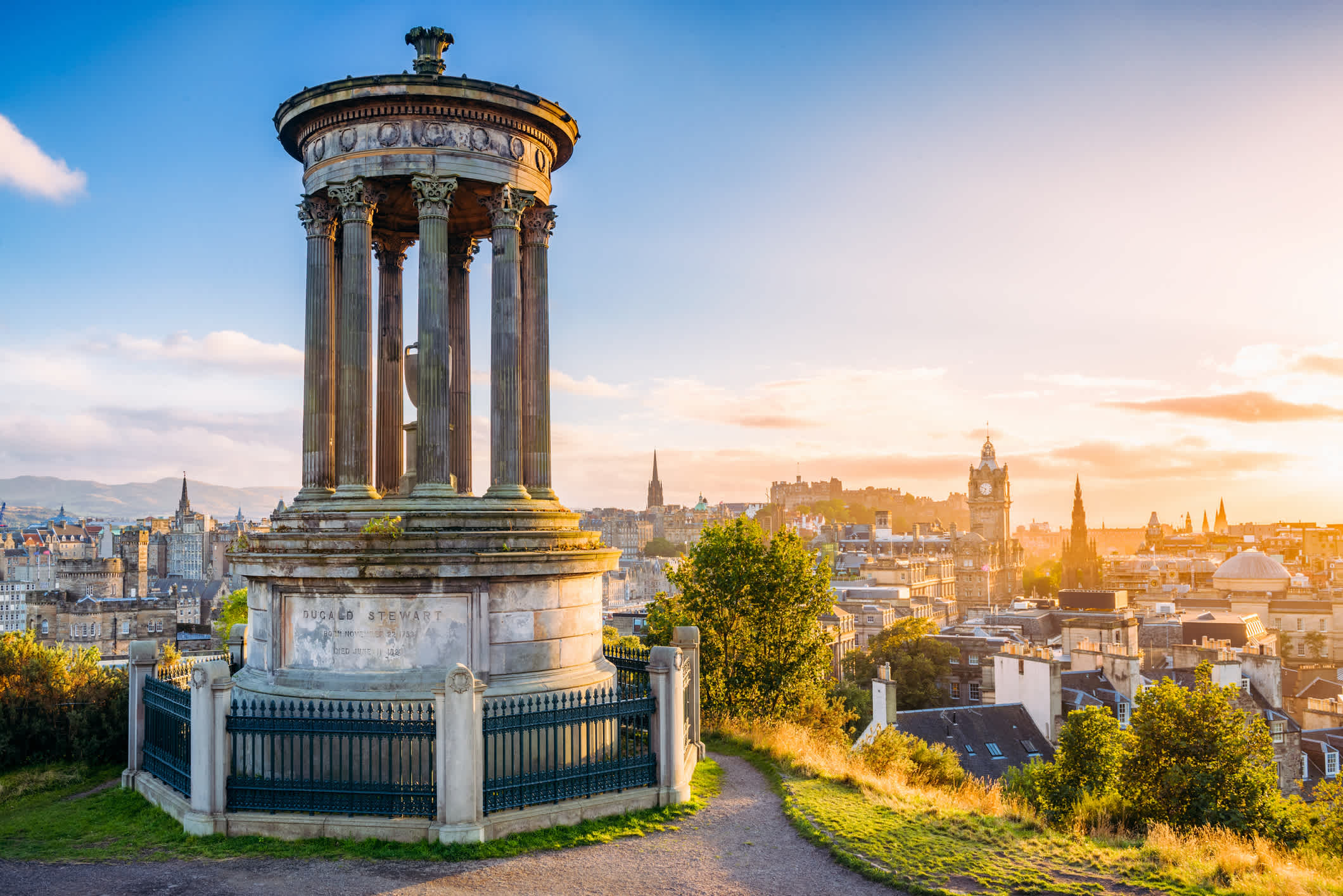Schöne Aussicht auf die Altstadt von Edinburgh vom Calton Hill