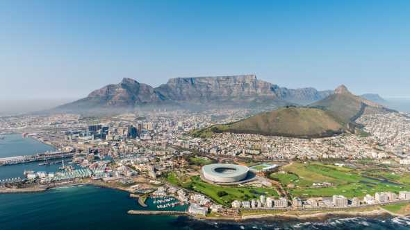 Vue aérienne en pleine journée sur la ville du Cap et son port que vous pourrez découvrir pendant un voyage en Afrique du Sud.