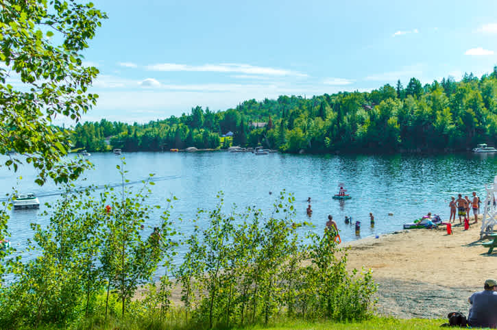 Profitez de plages ensoleillées au bord des lacs de Saint-Adèle pendant votre voyage au Québec.