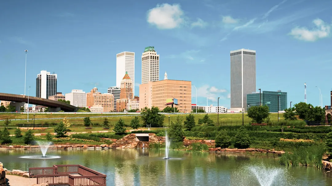 Skyline von Tulsa mit einem ruhigen Teich und Wasserspielen im Vordergrund. Tulsa, Oklahoma, Vereinigte Staaten.