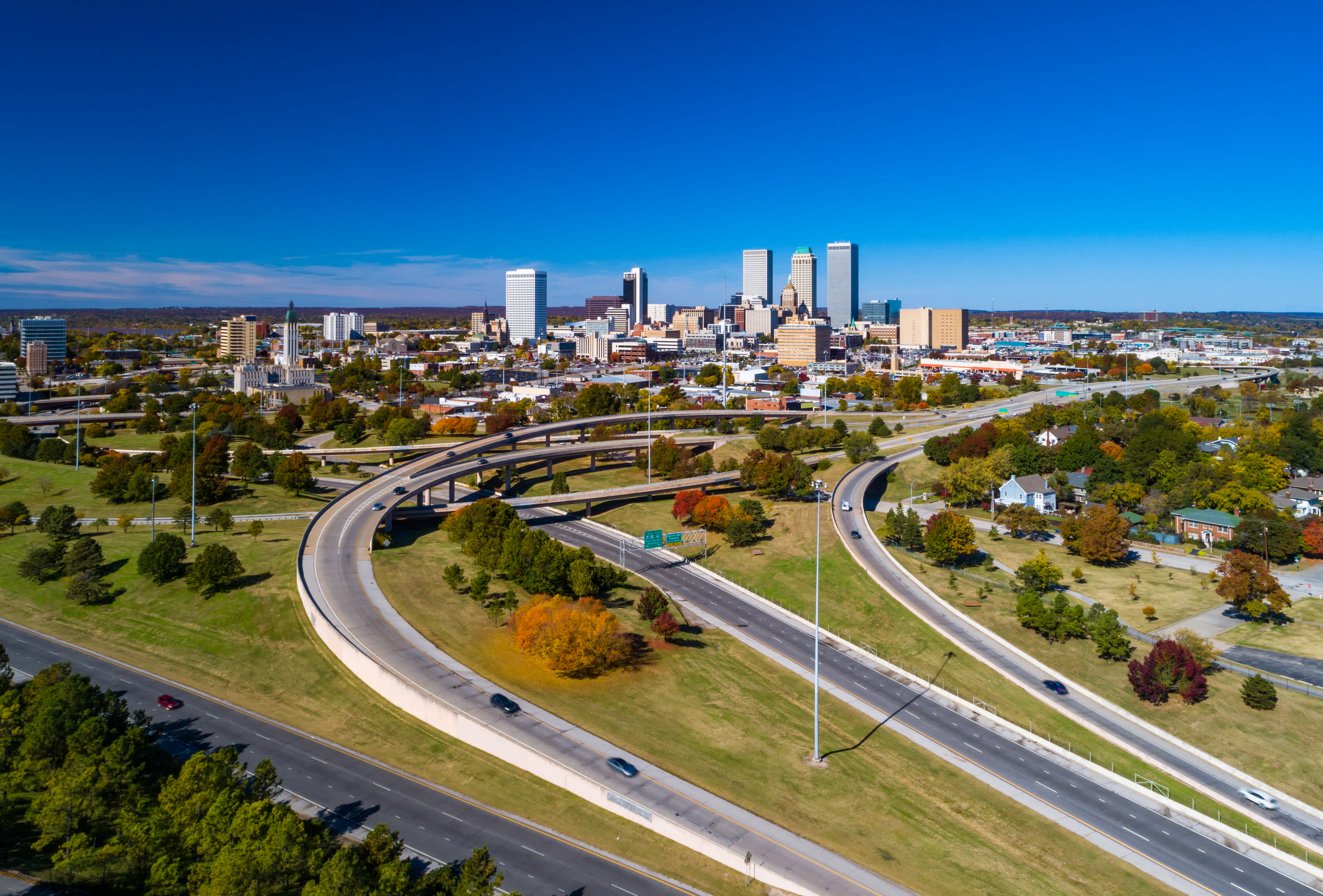 Luftaufnahme der Skyline der Innenstadt von Tulsa mit Autobahnen