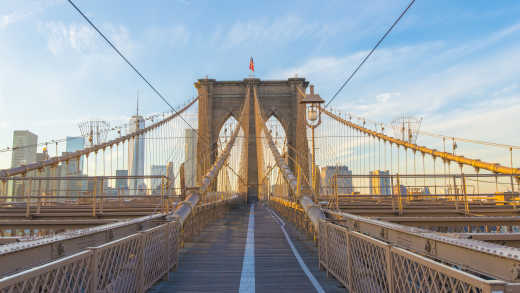 Le pont de Brooklyn ou Brooklyn Bridge, un des célèbres ponts de New York à découvrir pendant votre voyage à New York, sur la côte est des États-Unis.