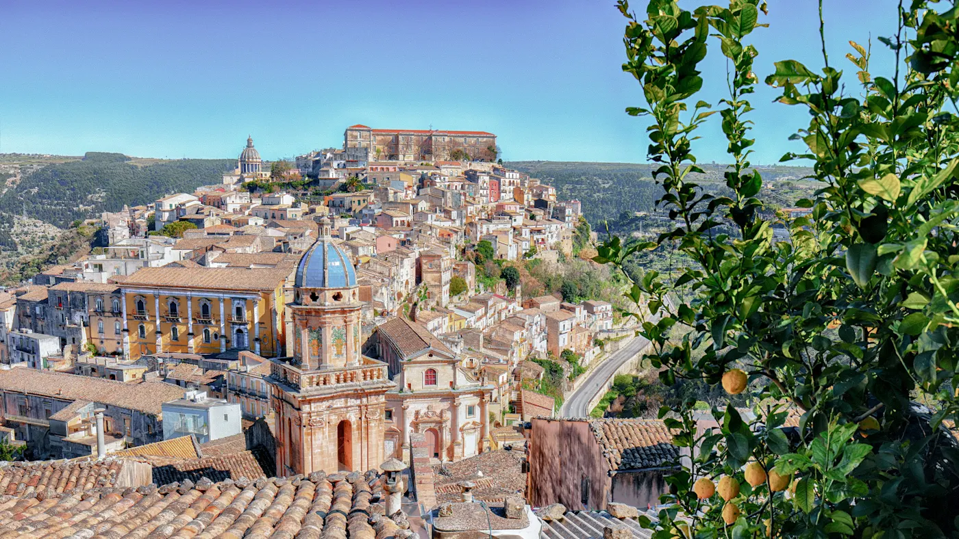 Italien, Sizilien, Ragusa Blick auf den historischen barocken Stadtkern Ragusas mit Zitronenbaum im Vordergrund