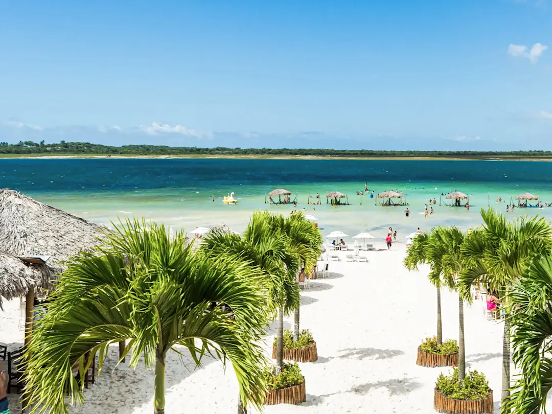 Brasilien, Maranhão, Barreirinhas Weiße Sanddünen mit blauen Lagunen im Nationalpark. Barreirinhas, Maranhão, Brasilien.