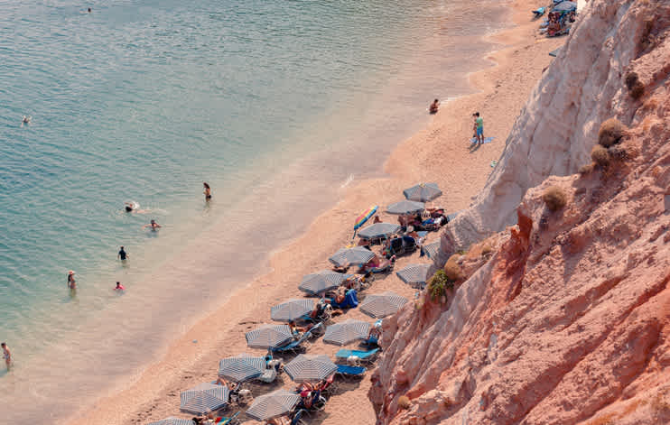 Gönnen Sie sich auf Ihrer Reise nach Milos einen entspannten Moment am Vulkanstrand von Paliochori.