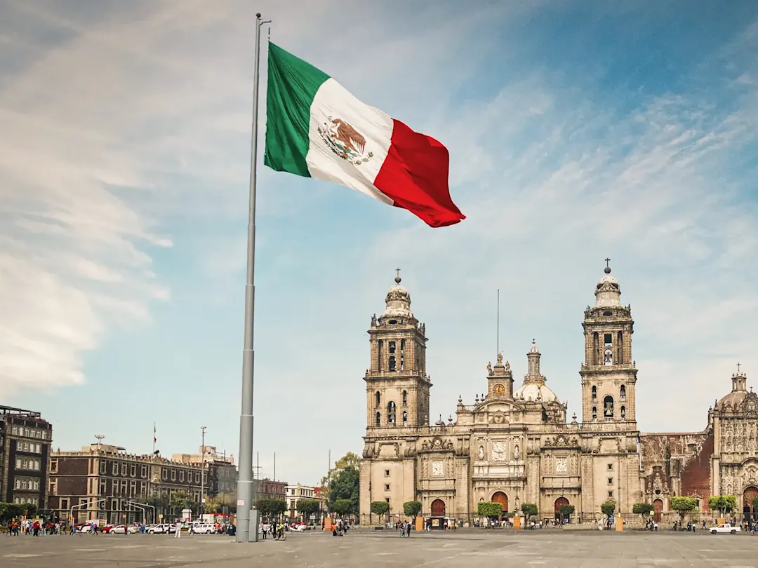 Die Kathedrale von Mexiko-Stadt mit einer großen mexikanischen Flagge, Mexiko-Stadt, Mexico, Mexiko.
