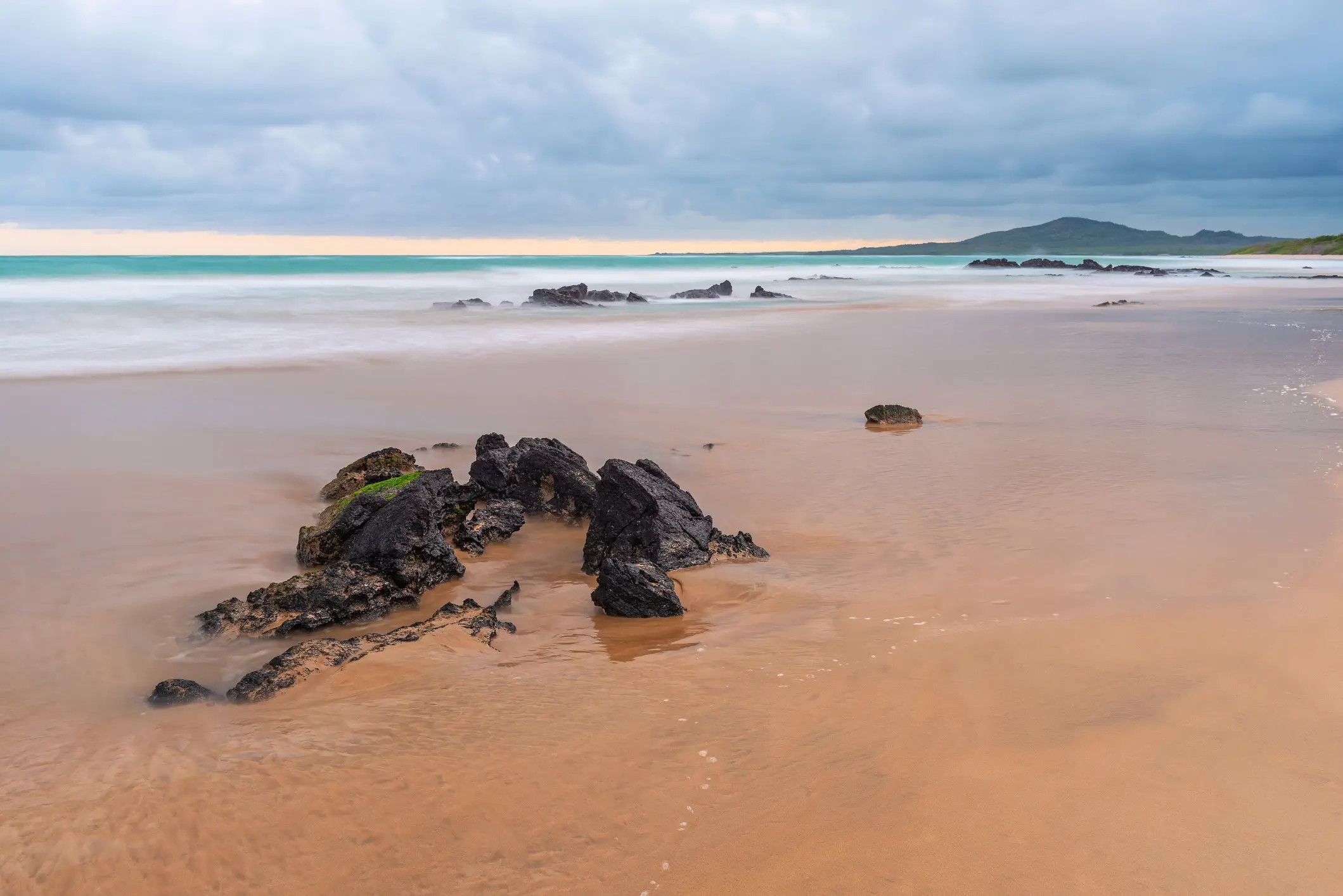 Puerto Villamil Beach, Galapagos, Ecuador Strand von Puerto Villamil bei Sonnenuntergang am Pazifischen Ozean, Insel Isabela, Galapagos-Nationalpark, Ecuador.