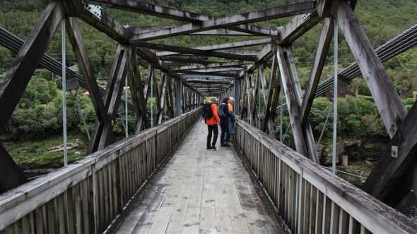 Touristen auf einer Brücke zum Bergwerg in Greymouth, Neuseeland