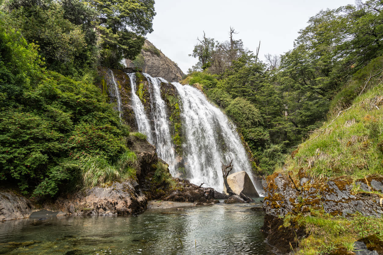 Vue sur la cascade El Maqui près de Puerto Guadal au Chili