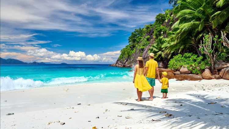 Famille sur la plage Petite Anse, Mahé, lors d'un voyage en famille aux Seychelles.

