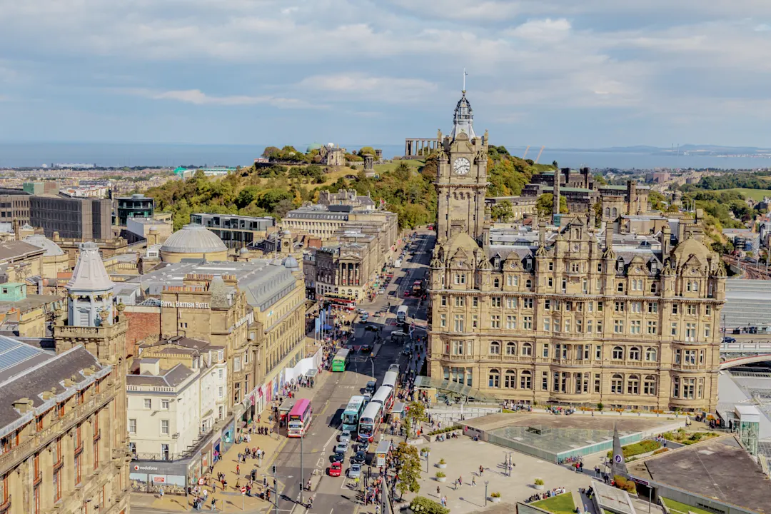 Princes Street Princes Street - das schlagende Herz von Edinburgh und ein Muss bei Ihrem Edinburgh Urlaub