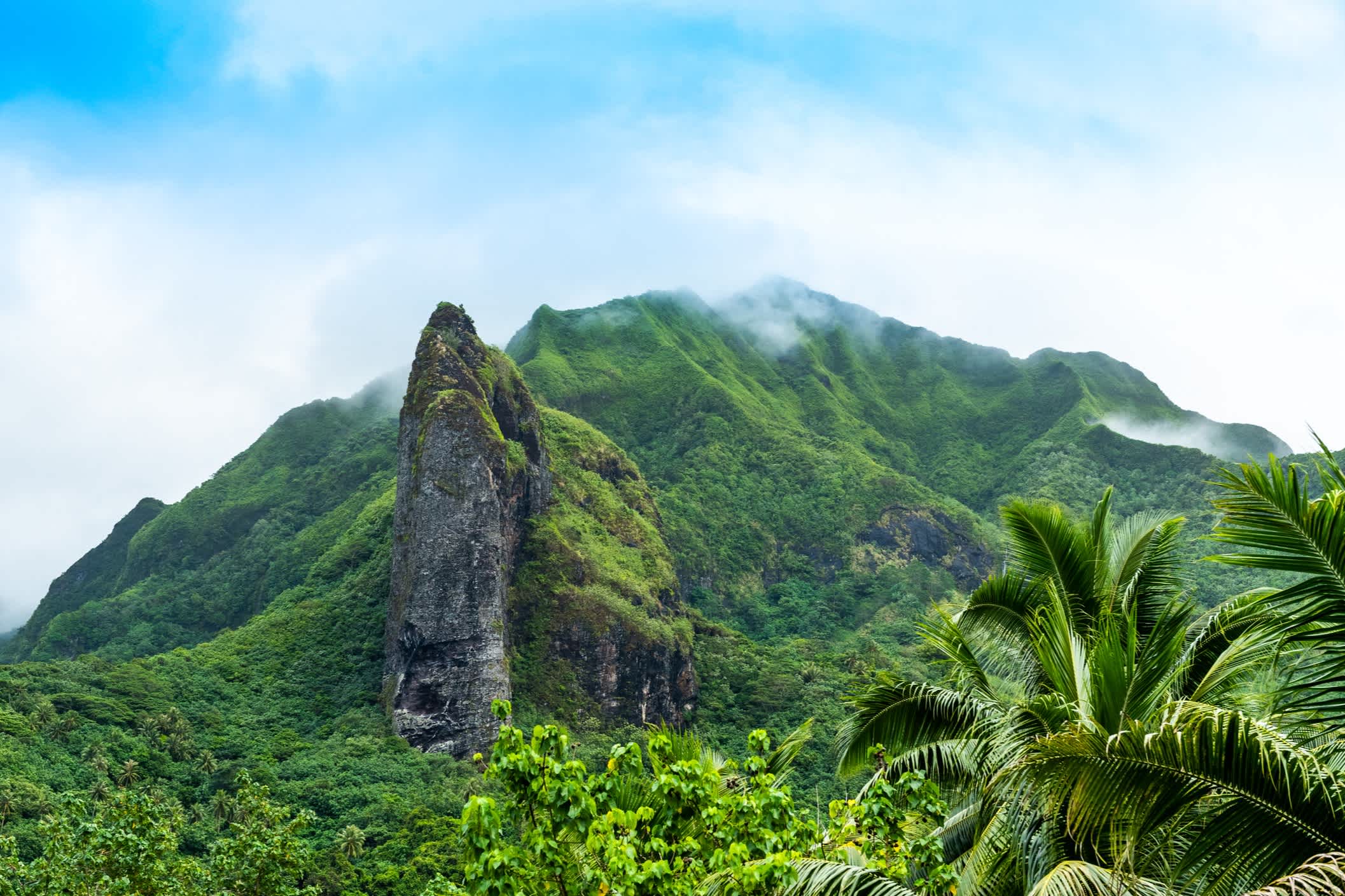 Berglandschaft der Insel Raiatea, Französisch-Polynesien.