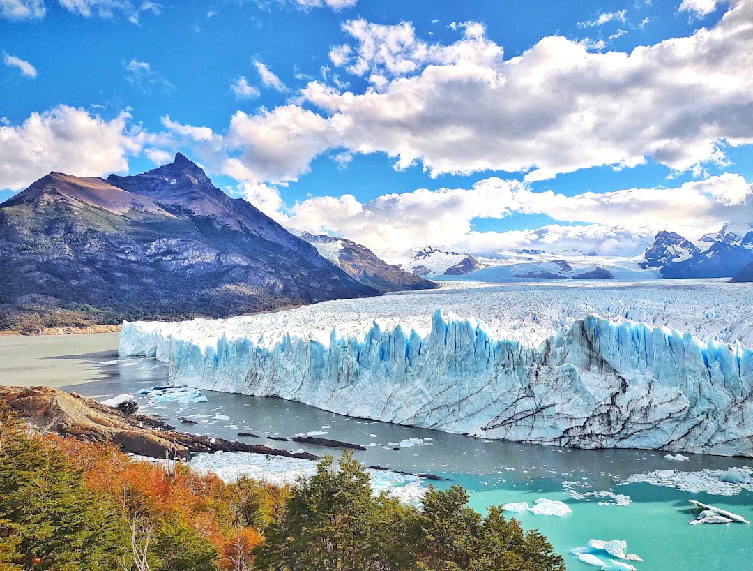 Panoramablick auf den Perito-Moreno-Gletscher mit den umliegenden Bergen und der Natur, Argentinien