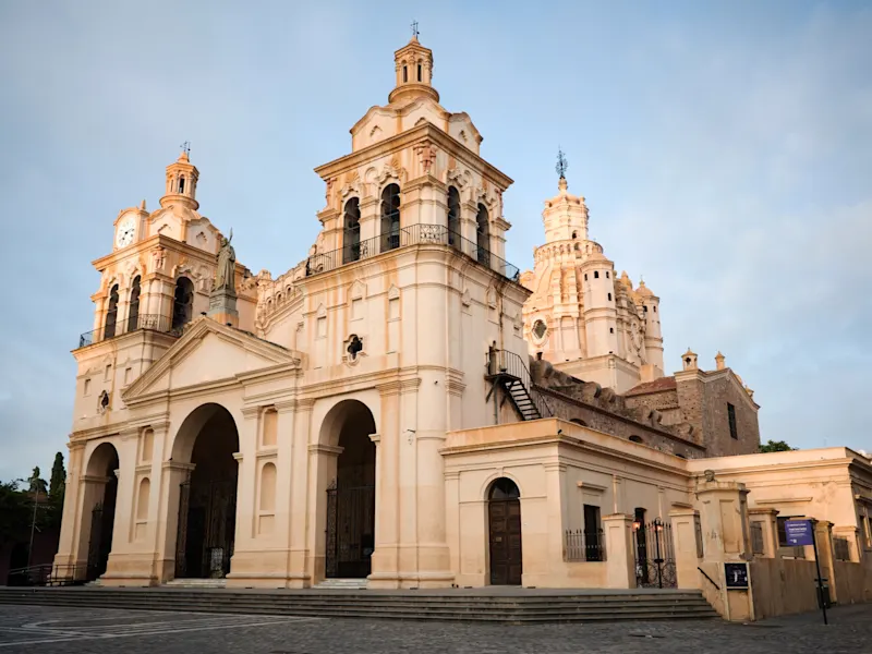 Die prächtige Kathedrale und koloniale Architektur im Zentrum. Córdoba, Córdoba, Argentinien.