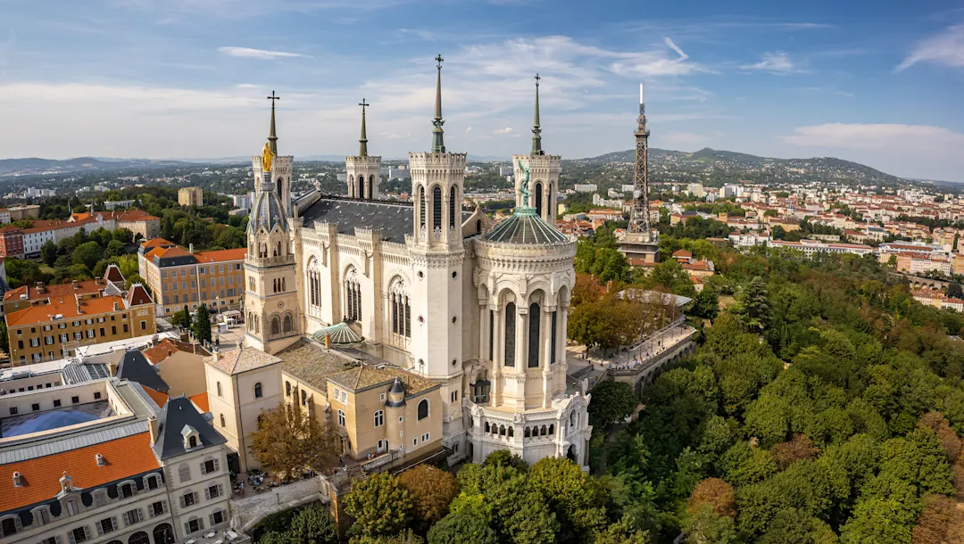 Basilica of Notre-Dame de Fourvière Luftaufnahme der Basilika Notre-Dame de Fourvière in Lyon mit ihren markanten Türmen und der Stadtpanorama im Hintergrund.