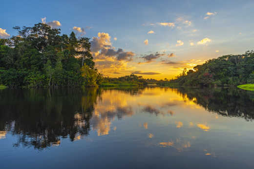 Sonnenuntergang an einer Lagune im Amazonas-Regenwaldbecken, Kolumbien.
