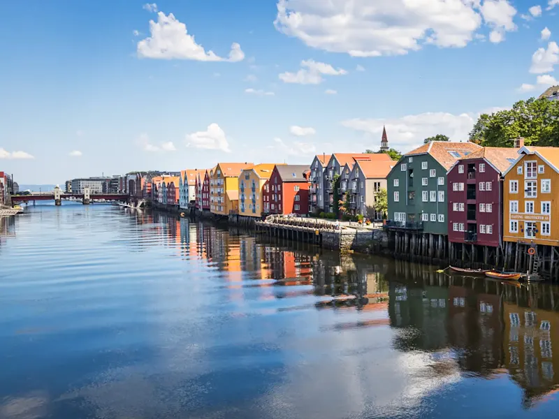 Historische Speicherhäuser am Nidelva-Fluss mit Spiegelung. Trondheim, Trøndelag, Norwegen.