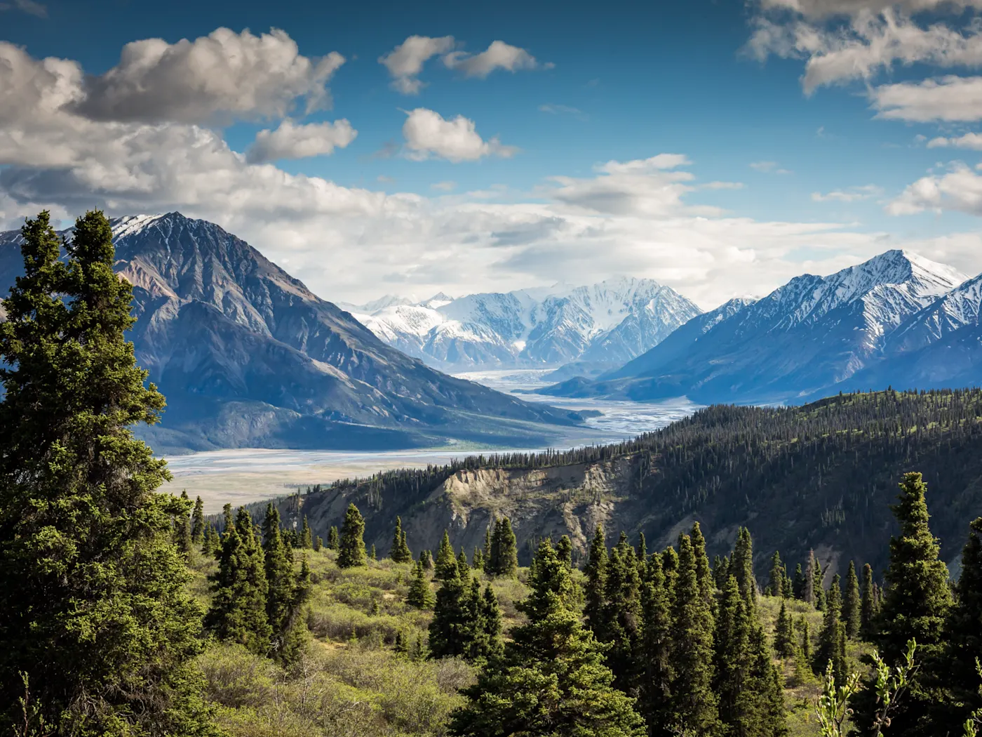 Kluane National Park, Yukon, Kanada Schneeberge und grüner Wald mit Flusstal in der Mitte, Kluane National Park, Yukon, Kanada.