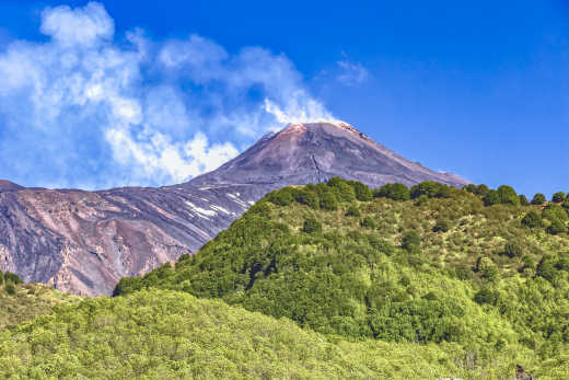 Blick auf den Vulkan Ätna in Sizilien

