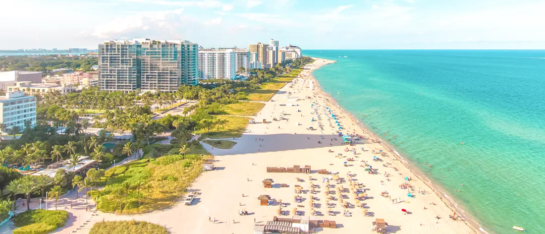 Luftaufnahme von Miami Beach an einem sonnigen Tag