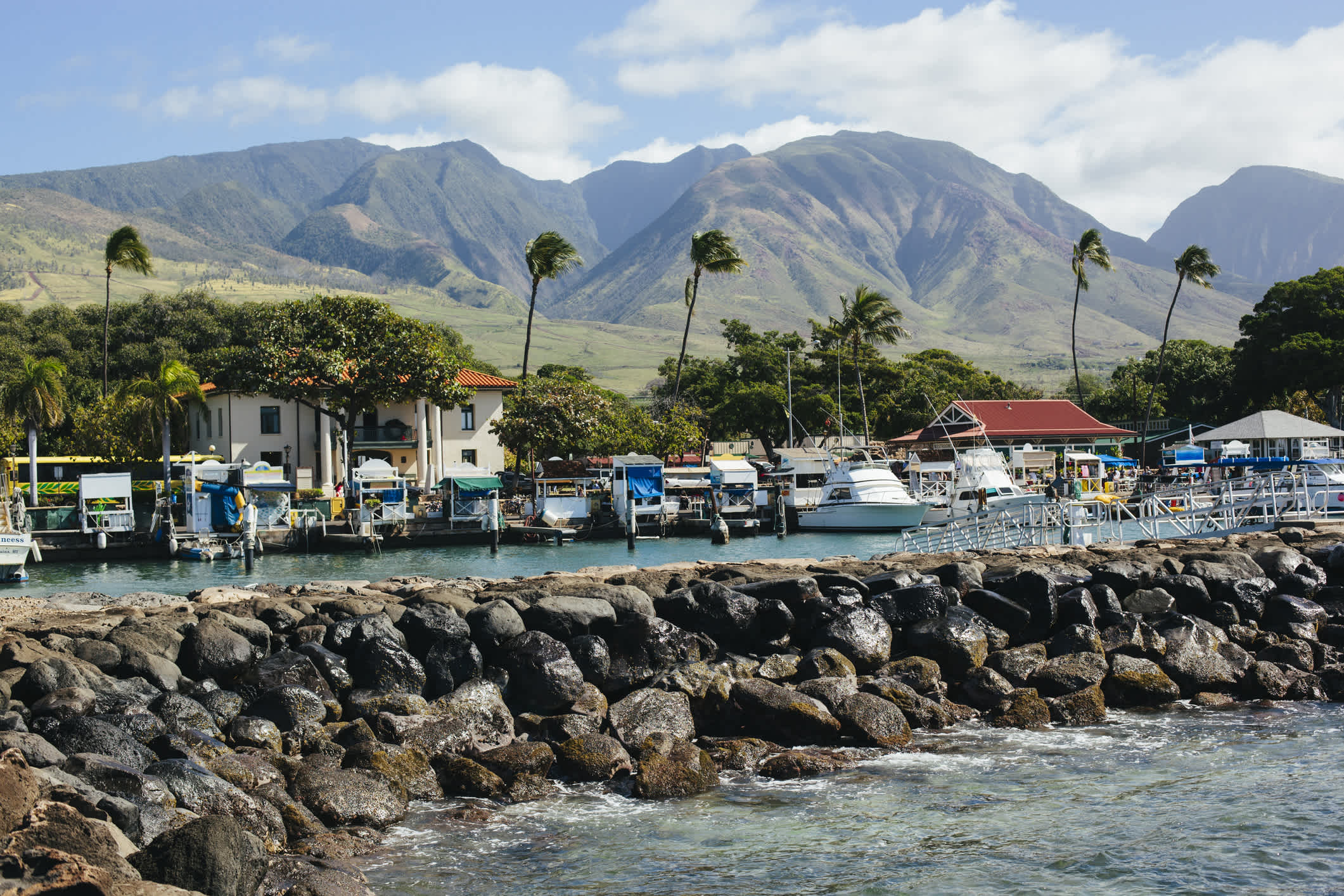 La ville portuaire animée de Lahaina sur Maui avec ses nombreux restaurants et ses belles plages