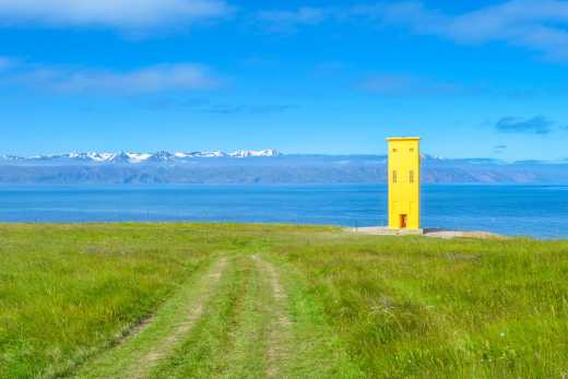 Gelber Leuchtturm in der Nähe Husavik,  Skalfandi-Bucht, Island. 
