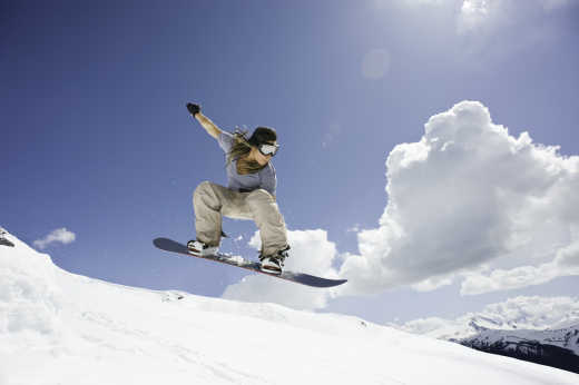 Snowboarderin springt durch die Luft