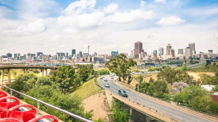 Vue panoramique de Johannesburg depuis le toit d'un bus touristique pendant un voyage en Afrique du Sud.