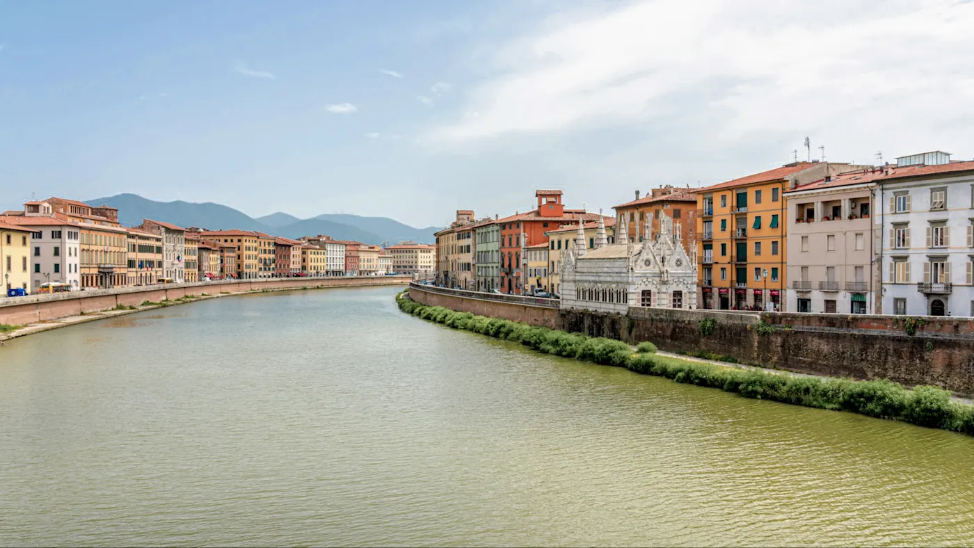 Pisa, Toskana, Italien Blick auf den Arno-Fluss und die bunte Architektur in Pisa, Toskana, Italien.