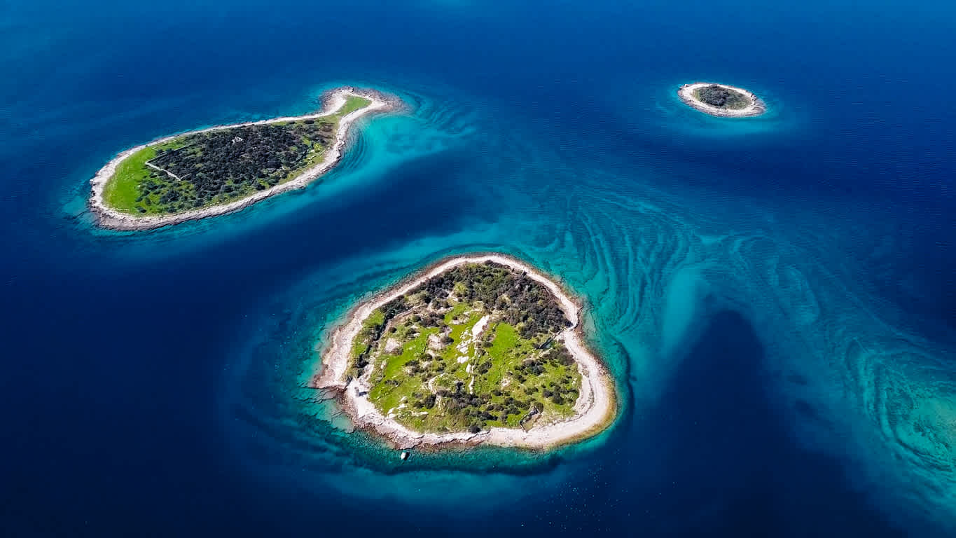 Luftaufnahme von einsamen Inseln und fischförmiger Insel Gaz, Brijuni Park, Kroatien